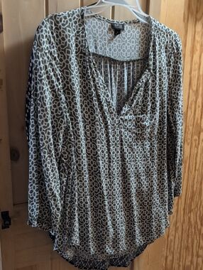 a.n.a Printed V-Neck Tunic Blouse - Gray and White